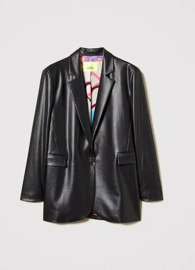 Chaqueta de cuero tipo blazer en negro de Twinset, 185,50 euros.