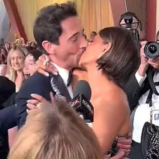 El beso viral de Halle Berry y Adrien Brody. 