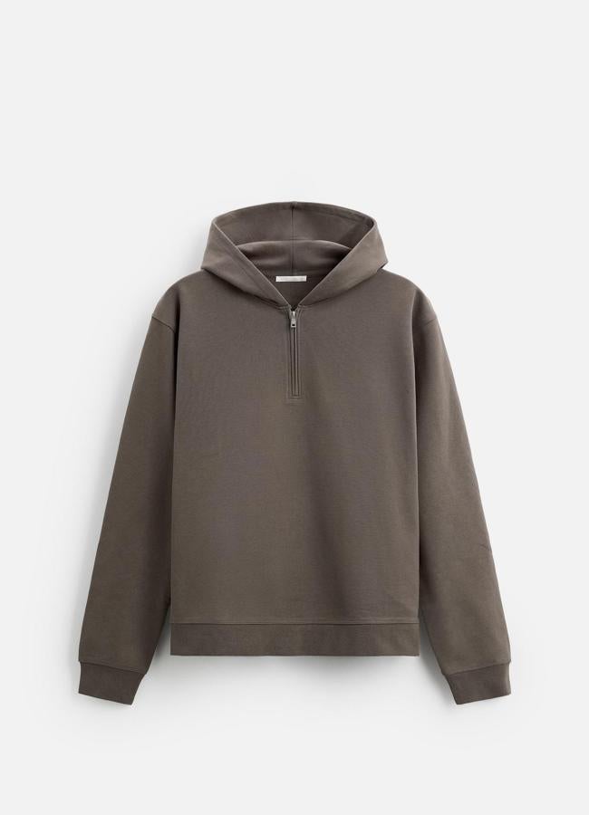 Sudadera en color gris con cremallera de Zara Man (15,99 euros).