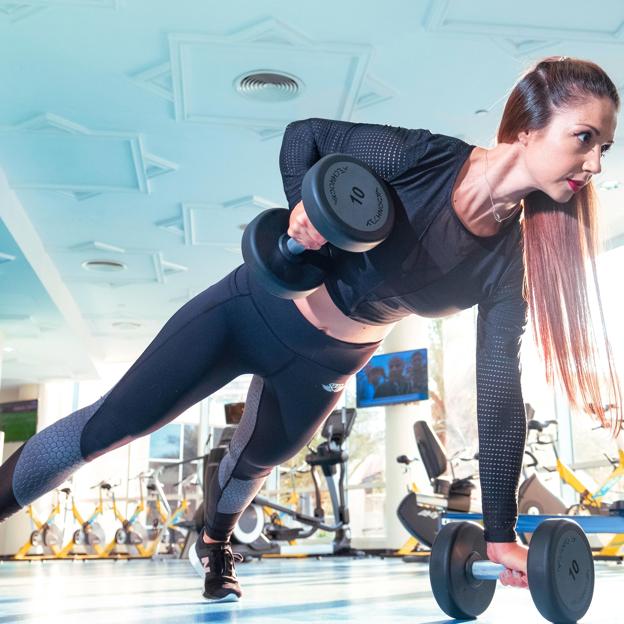 Curl de bíceps con barra, el ejercicio de atleta para tener los brazos más tonificados y fuertes