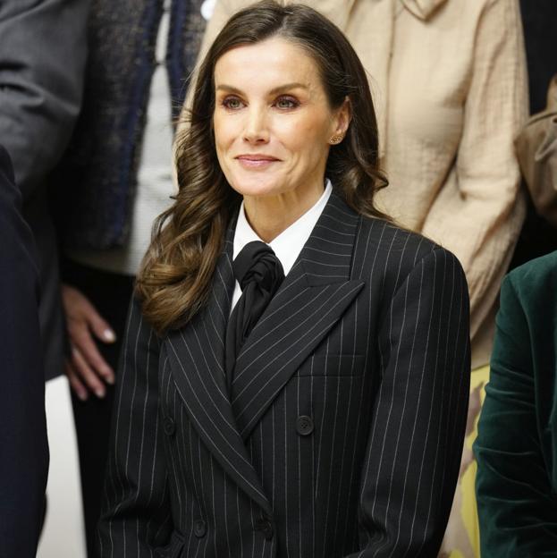 La reina Letizia sorprende con su look masculino para el Día Mundial de las Enfermedades Raras: traje de raya diplomática de Sandro con efecto corbata