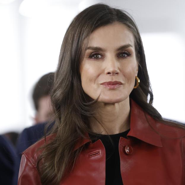 La reina Letizia estrena en ARCO la chaqueta de Mango más bonita de nueva temporada: de cuero rojo y está a punto de agotarse