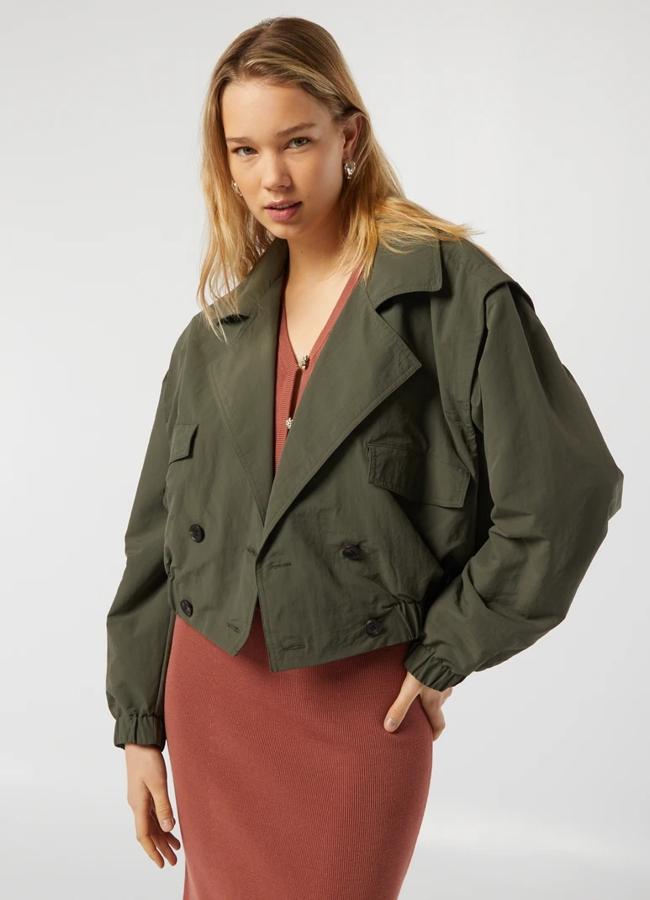 Gabardina corta en verde de Kiabi (30 euros).