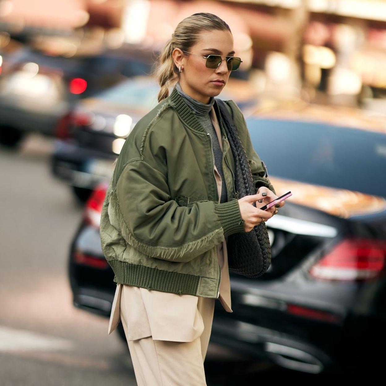 Un look con chaqueta bomber./spotlight launchmetrics