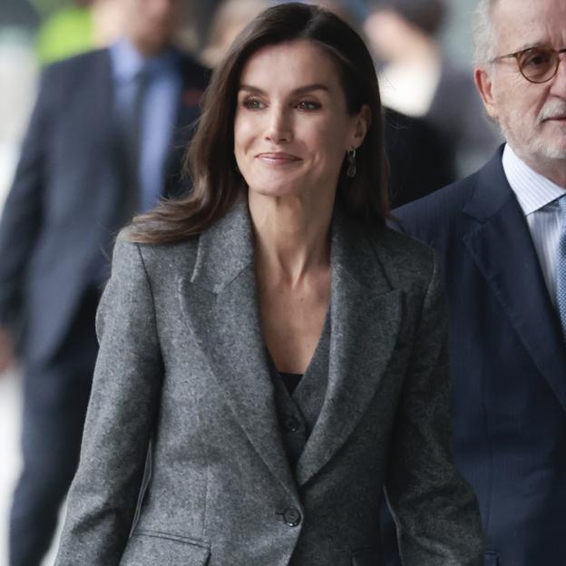 La reina Letizia con camiseta interior en negro.