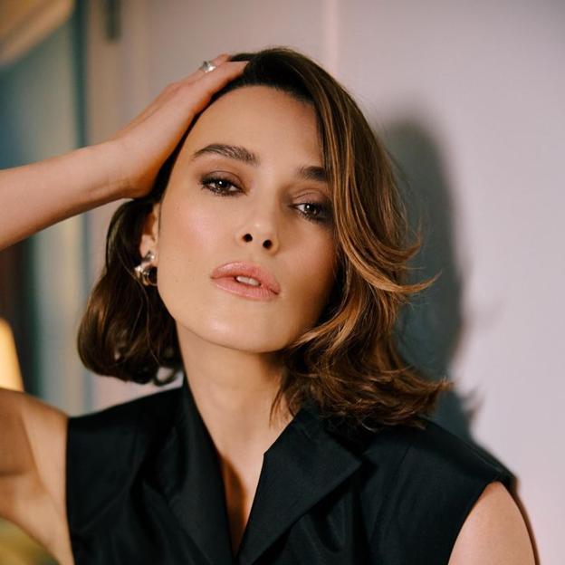 Keira Knightley con color de pelo teddy bear iluminado por mechas frontales