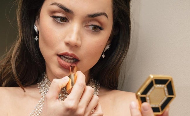 El labial que usa Ana de Armas y otras opciones de color natural para los labios que arrasan en la alfombra roja