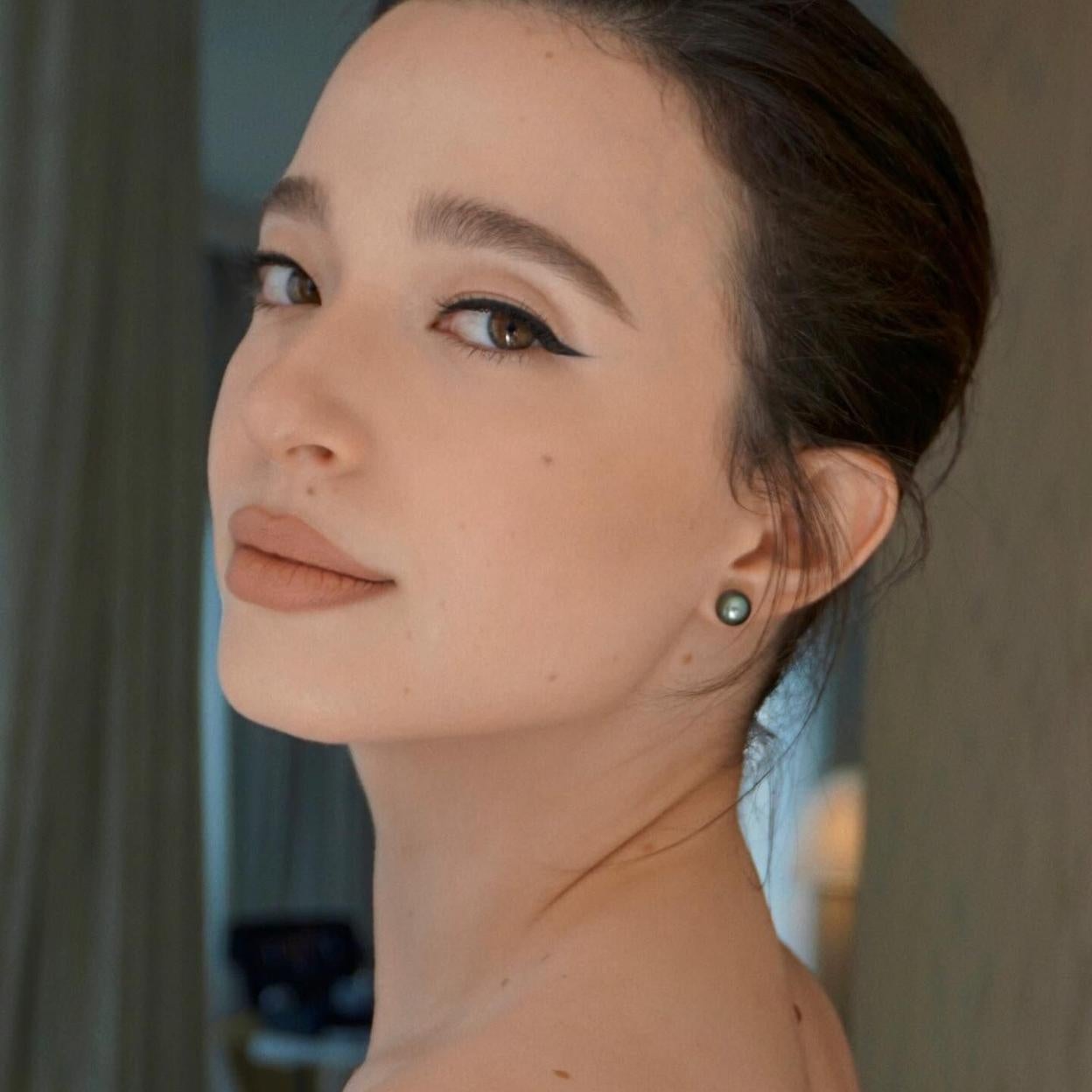 Mikey Madison con base maquillaje mate efecto piel de terciopelo/@MELISSA.HERNANDEZ