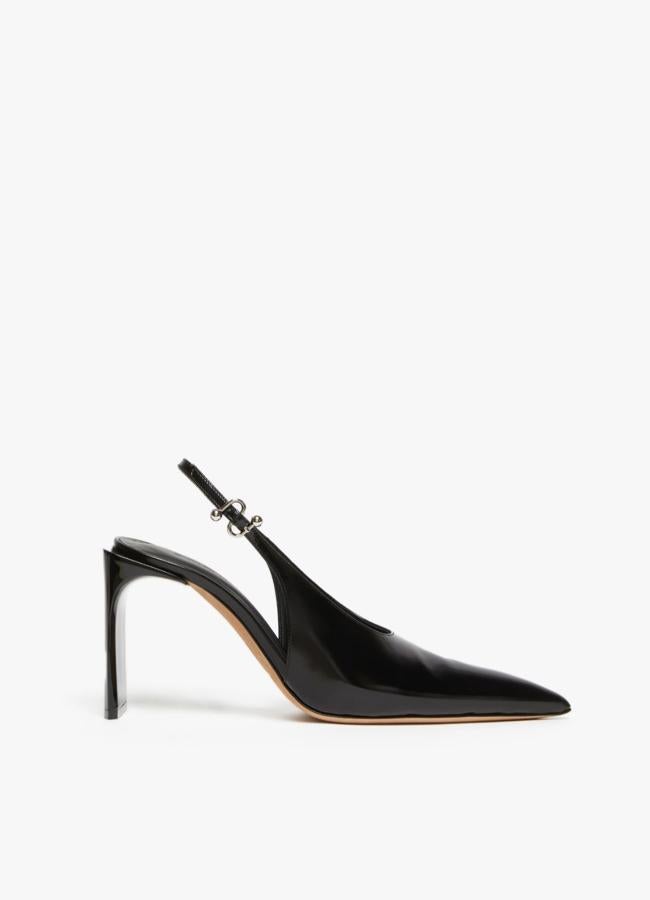 Zapatos slingback altos y de punta en piel de becerro brillante de Sportmax, 619 euros.