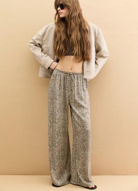 Pantalones con estampado de lopardo de Pull & Bear (25,99 euros)