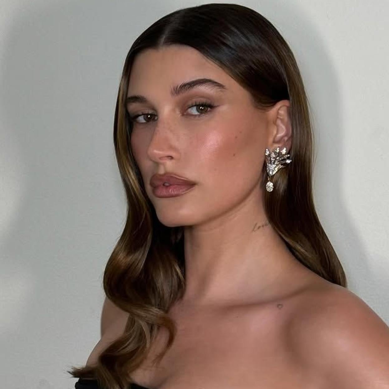 Hailey Bieber con rostro bronceado/@BRYCESCARLETT