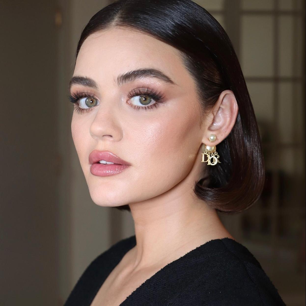 Lucy Hale con cejas con volumen/@NIKKI_MAKEUP