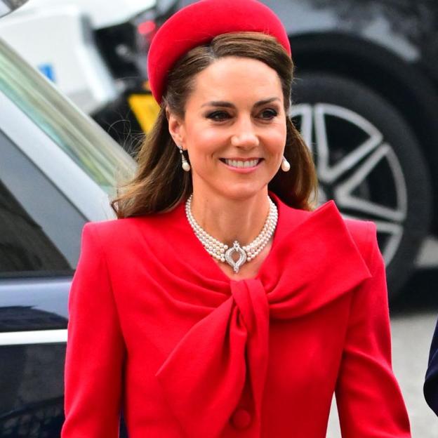 El espectacular look de Kate Middleton para su vuelta al Día de la Commonwealth: de rojo y con el collar de perlas de Isabel II