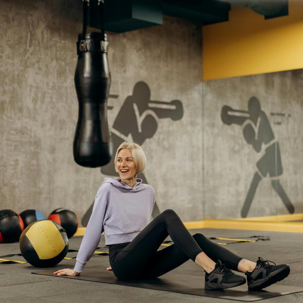 Mujer haciendo ejercicio con pelota. 