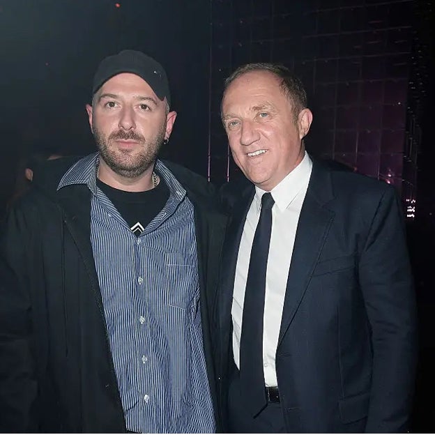 Demna Gvasalia, nuevo director creativo de Gucci, junto a François-Henri Pinault. /