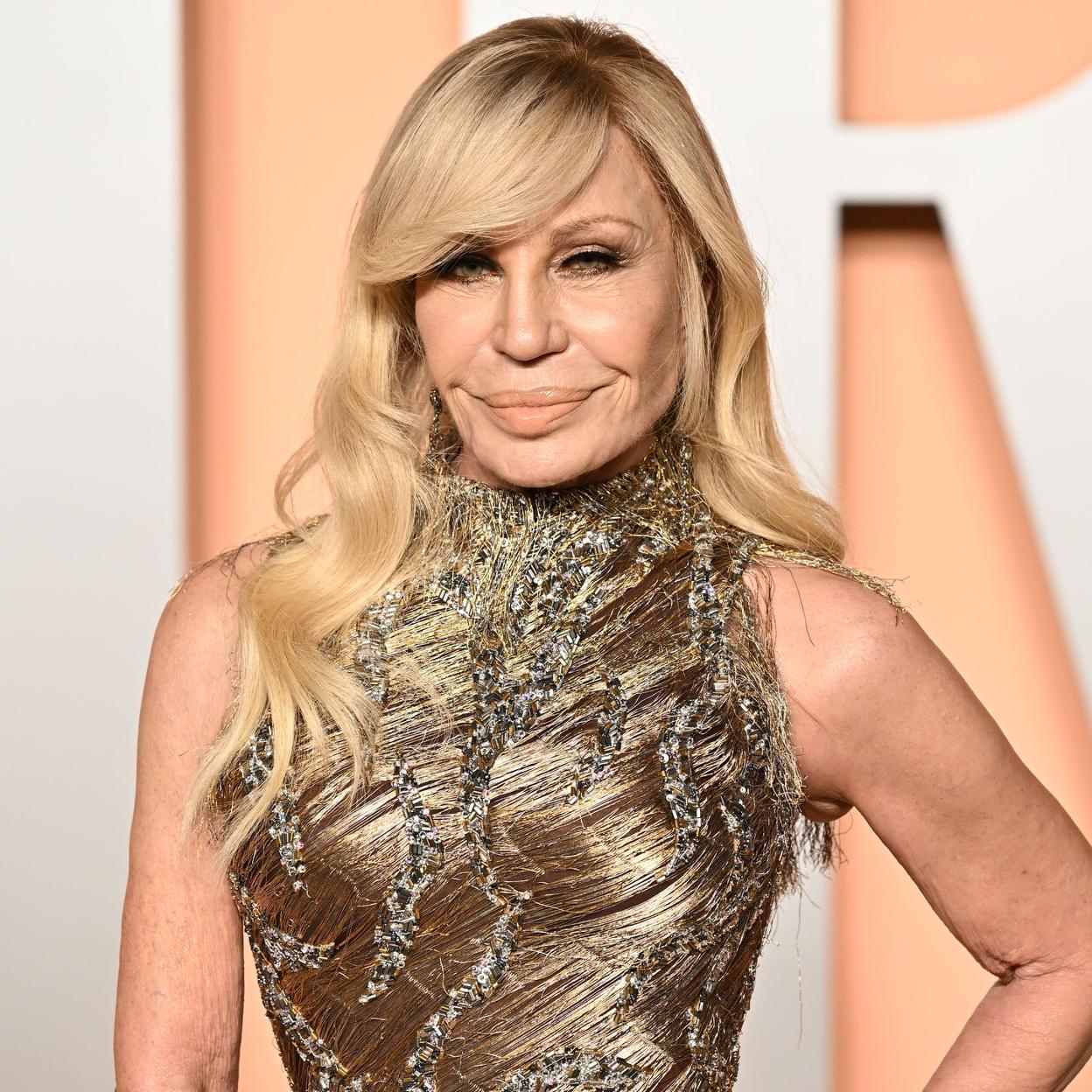 Donatella Versace anuncia su retirada del puesto de directora creativa de su firma /gtres