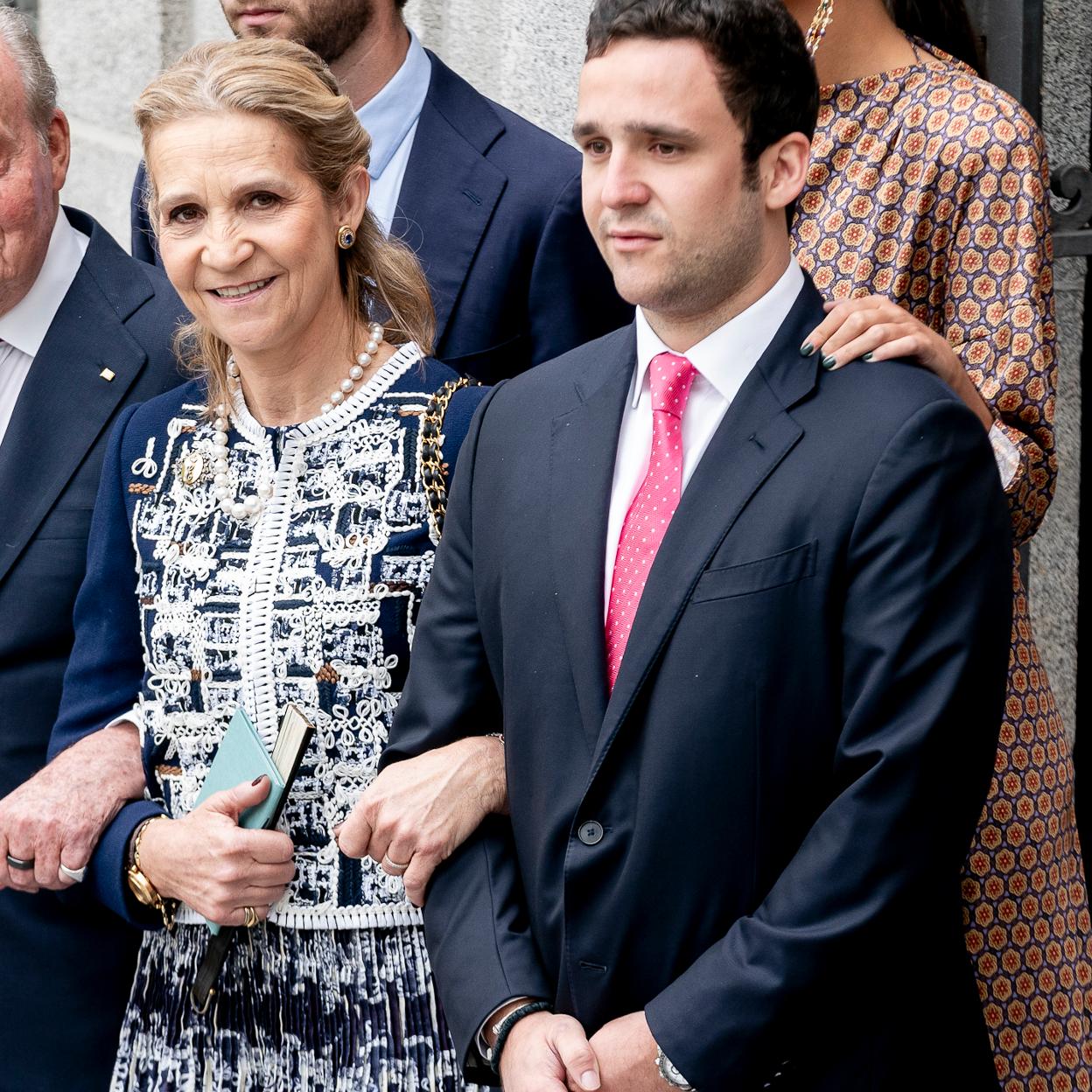 La infanta Elena, exultante en la boda del alcalde de Madrid junto a su hijo Froilán. /GETTY IMAGES