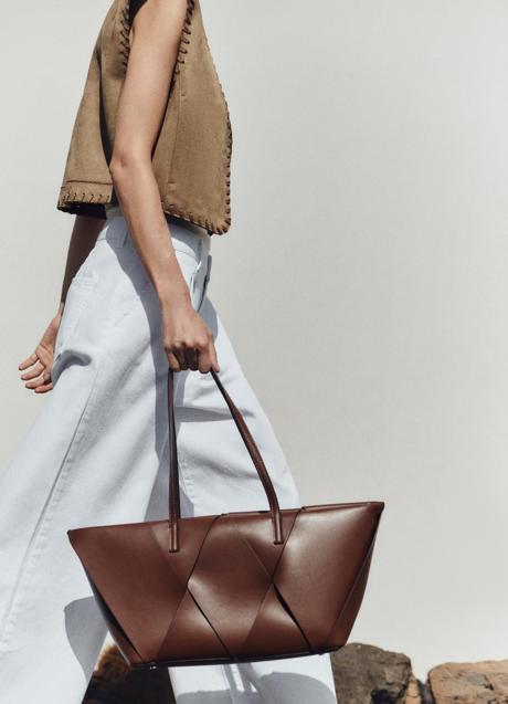 Bolso marrón de Zara (35,95 euros)