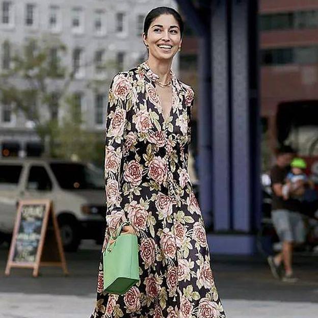 Mujer con vestido con estampado de flores