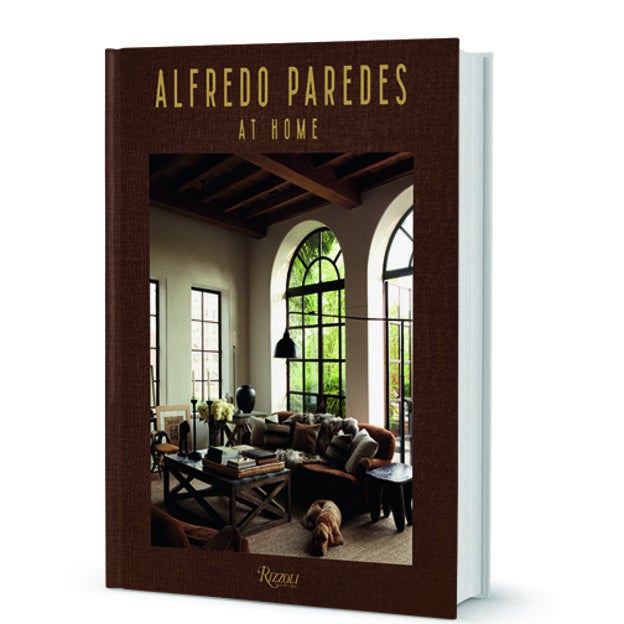 El libro Alfredo Paredes. At Home (Editorial Rizzoli) reúne algunos de los proyectos más personales que el interiorista ha firmado en los últimos años: sus propias casas, que son una muestra de su estilo refinado, pero sin pretensiones.