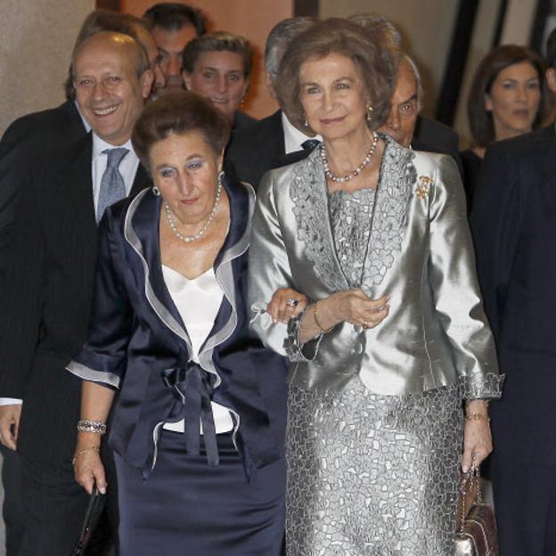 La infanta Margarita con el broche de zafiro, junto a la reina Sofía. 