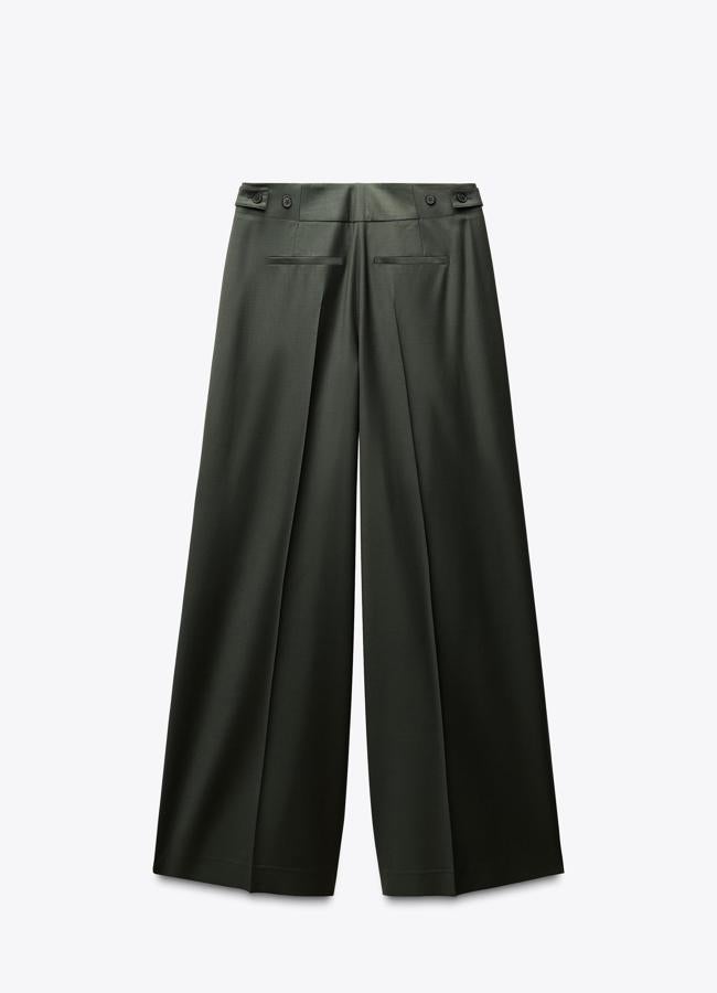 Pantalón en verde con botones ajustables de Zara (59,95 euros).