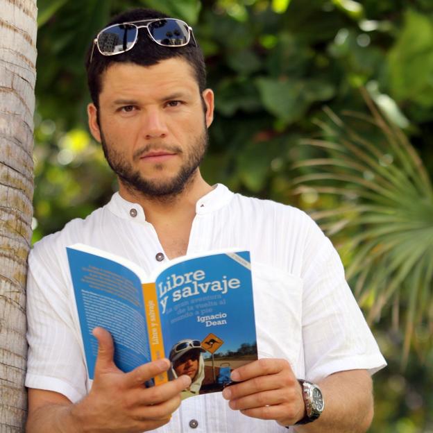 Nacho Dean con su libro Libre y salvaje.