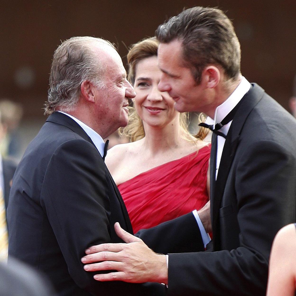 El rey Juan Carlos e Iñaki Urdangarin se saludan en presencia de la infanta Cristina. /GETTY IMAGES