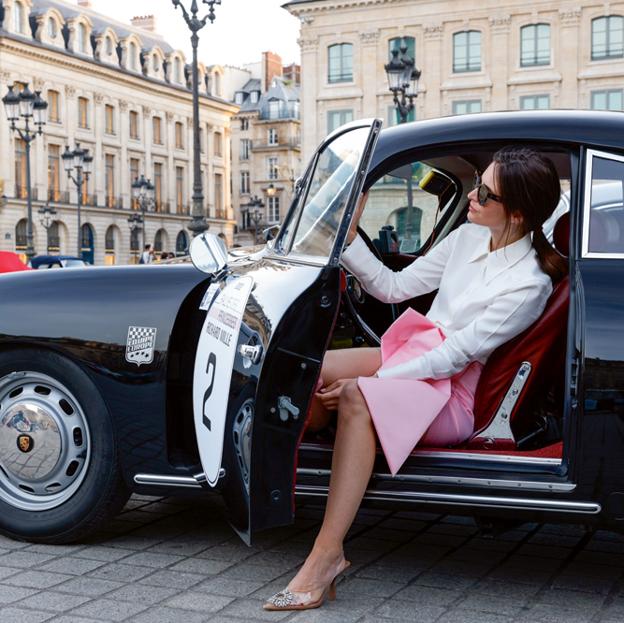 Mujer saliendo de un coche clásico.