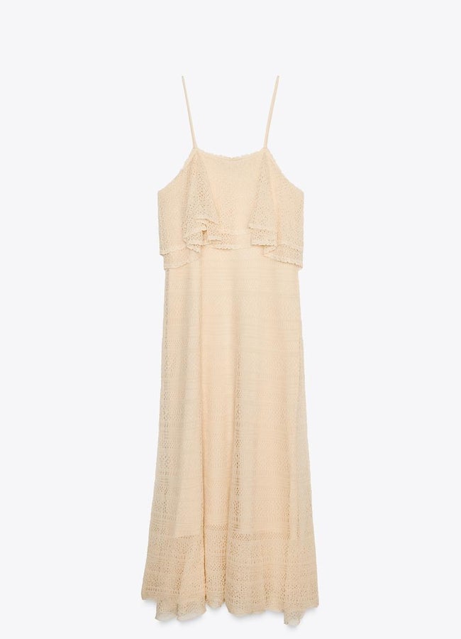 Vestido punto con volantes de Zara.