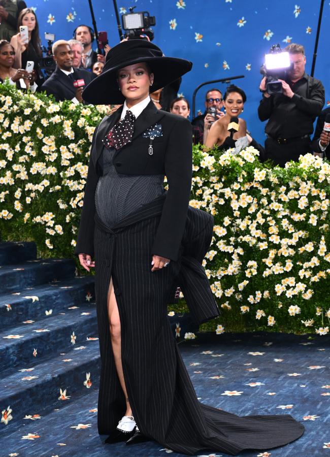 Rihanna with total look of Marc Jacobs, pregnant at the Met 2025 gala (Gtres)
