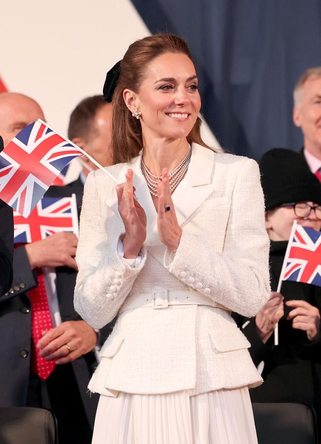 Kate Mieddleton con un conjunto blanco. / GETTY