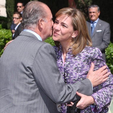 Cómo es la relación del rey Juan Carlos con sus hijas Elena y Cristina y cuál de las dos infantas es su favorita