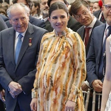 Teresa Urquijo sorprende con su look premamá en las Medallas de San Isidro: vestido boho y slingback de 800 euros